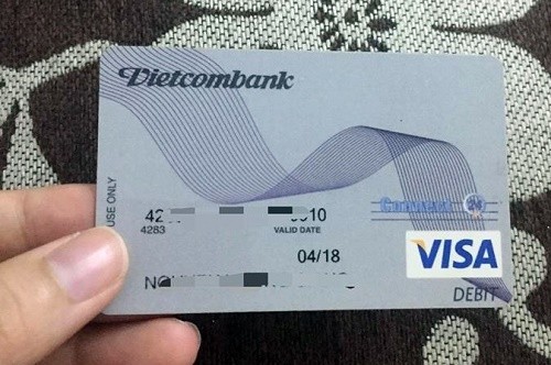 Thẻ ghi nợ Vietcombank có rút được tiền không